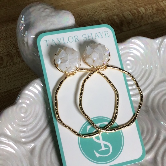 TAYLOR SHAYE EARRINGS❤️ - Picture 3 of 4